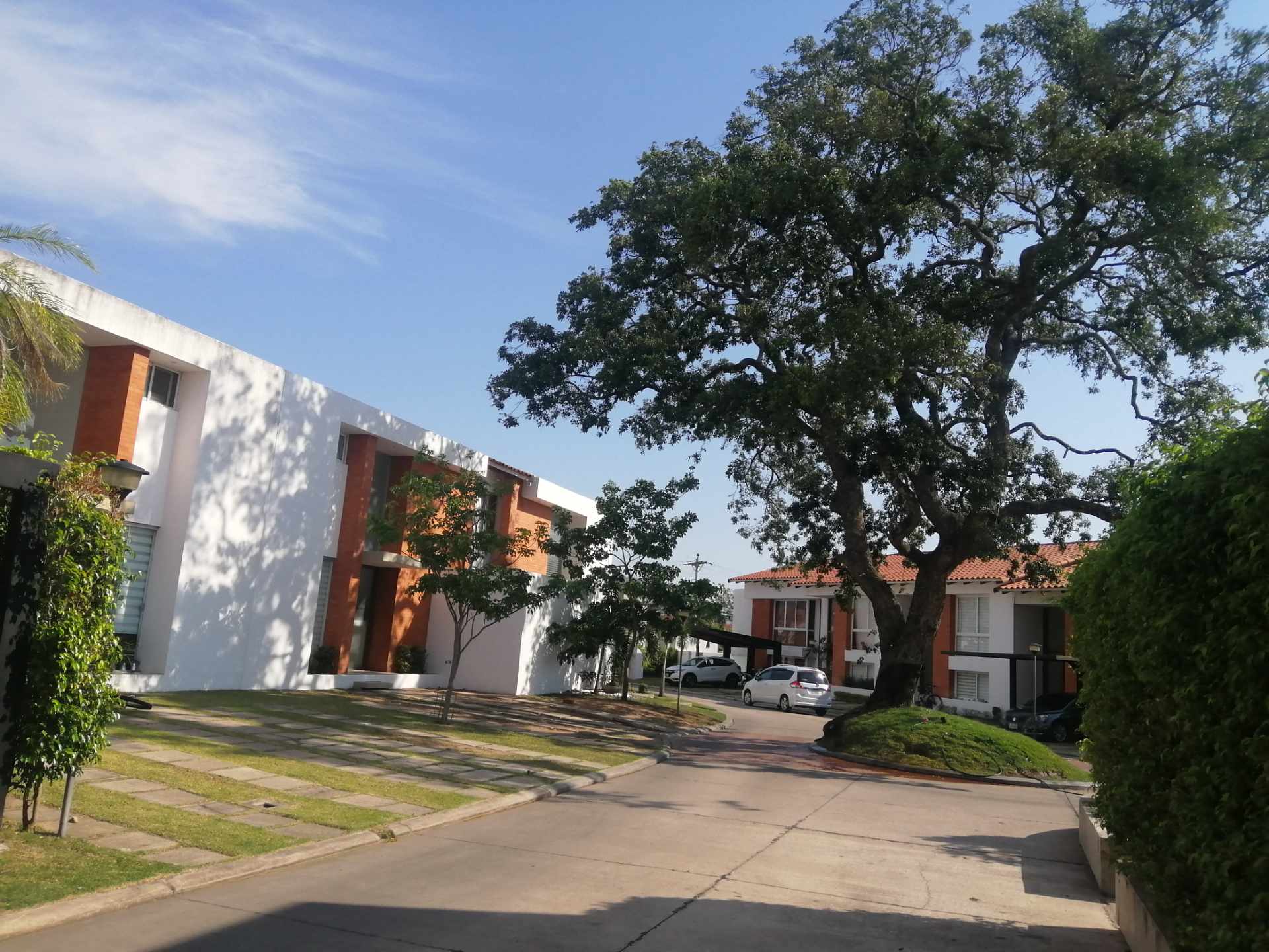 Casa CONDOMINIO COSTA DORADA a 2 cuadras de Radial 27 y 4º anillo. Calle San Pedro y Hebreos
. Foto 1