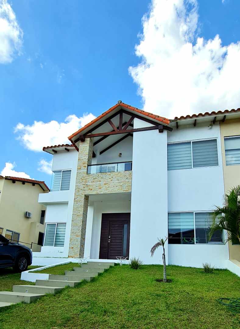 Casa en VentaURUBÓ
LOS PARQUES 2
Condominio Cerrado Foto 1