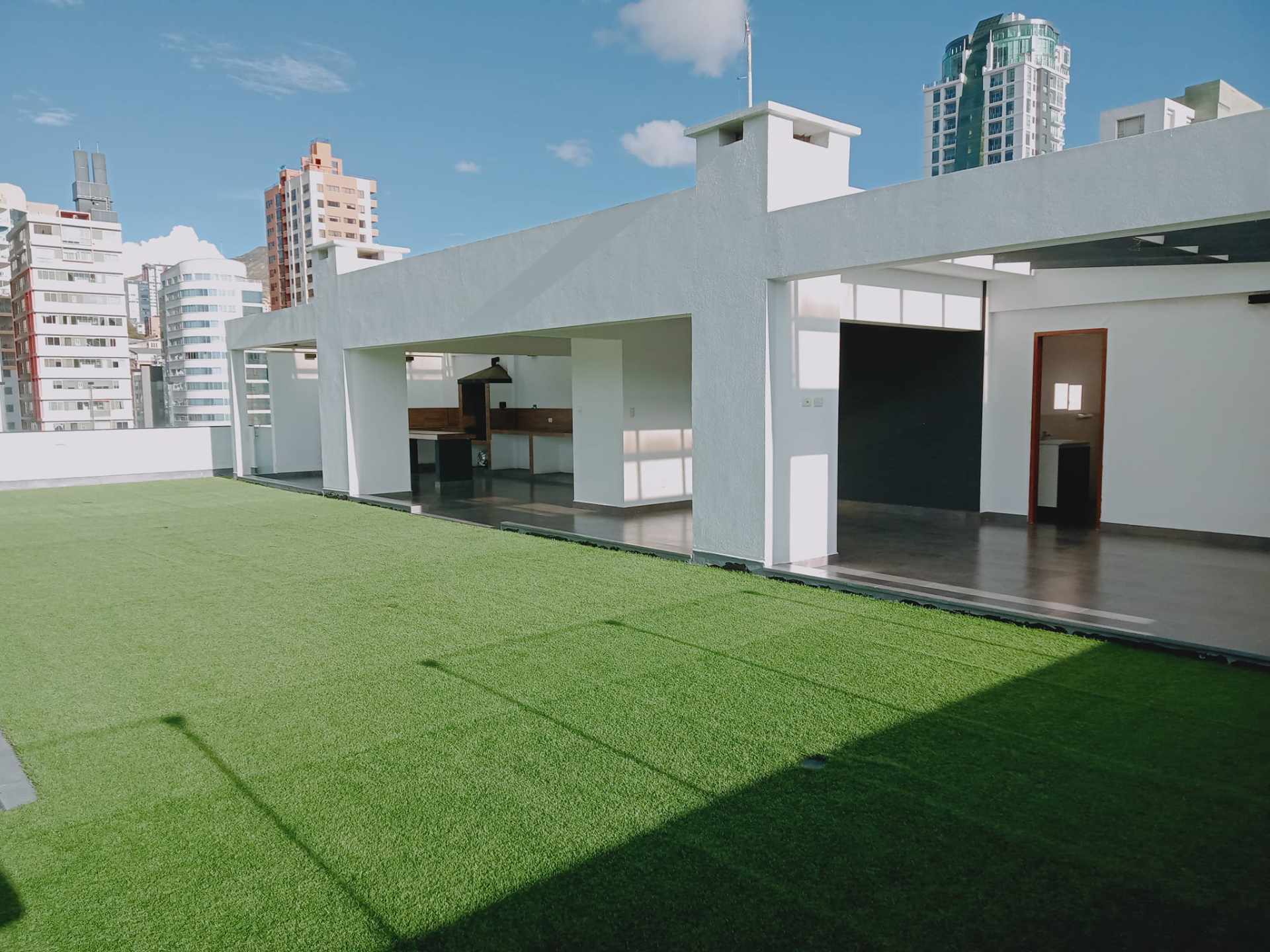 Departamento en Calacoto en La Paz 3 dormitorios 3 baños 1 parqueos Foto 2