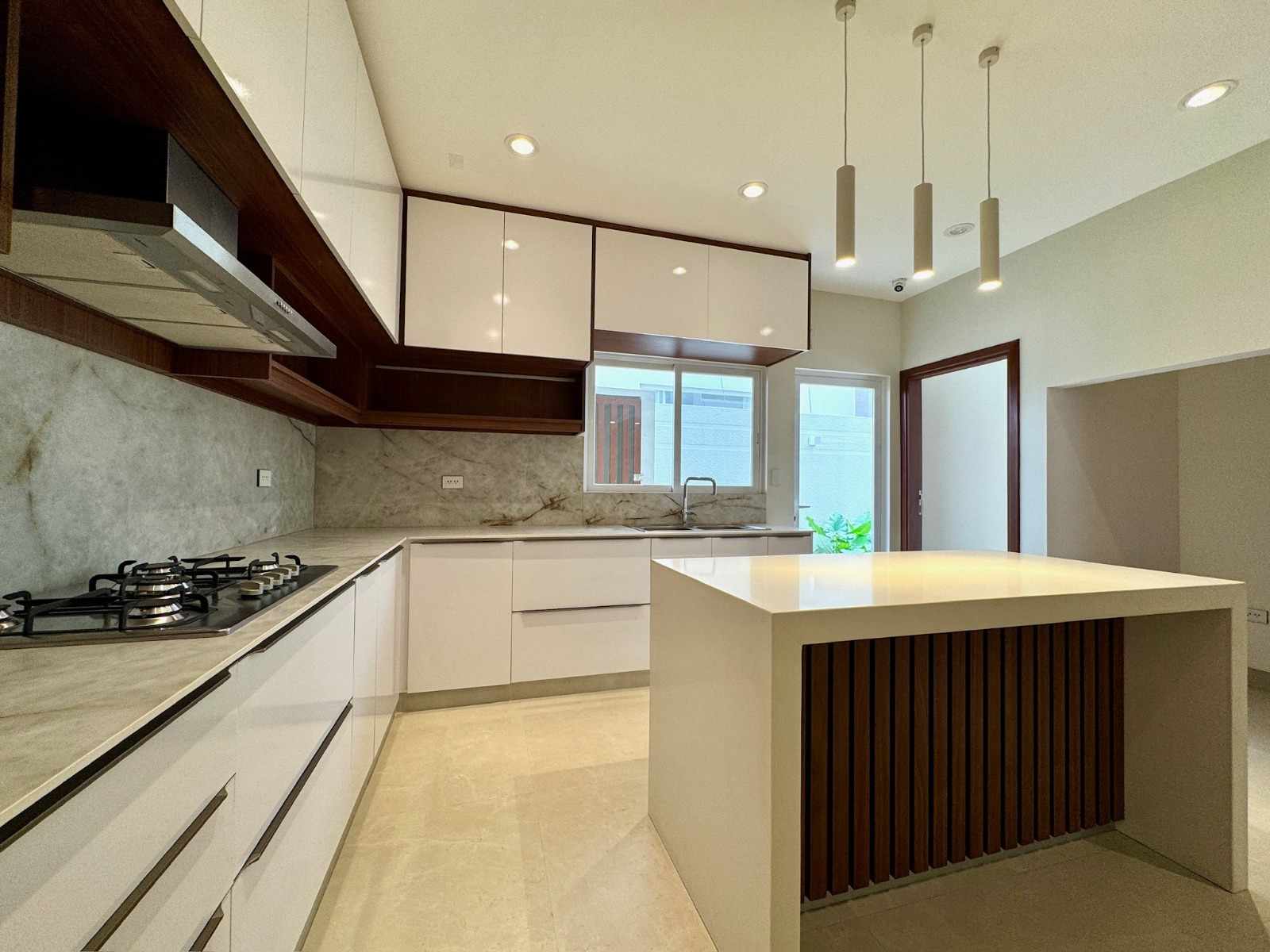 Casa en Carretera Norte en Santa Cruz de la Sierra 3 dormitorios 5 baños 4 parqueos Foto 2