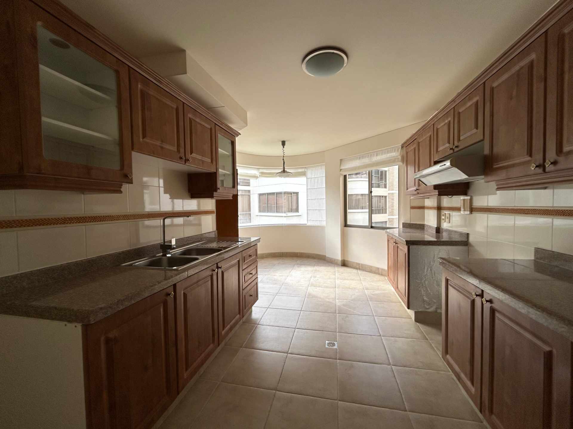 Departamento en Achumani en La Paz 3 dormitorios 4 baños 1 parqueos Foto 3