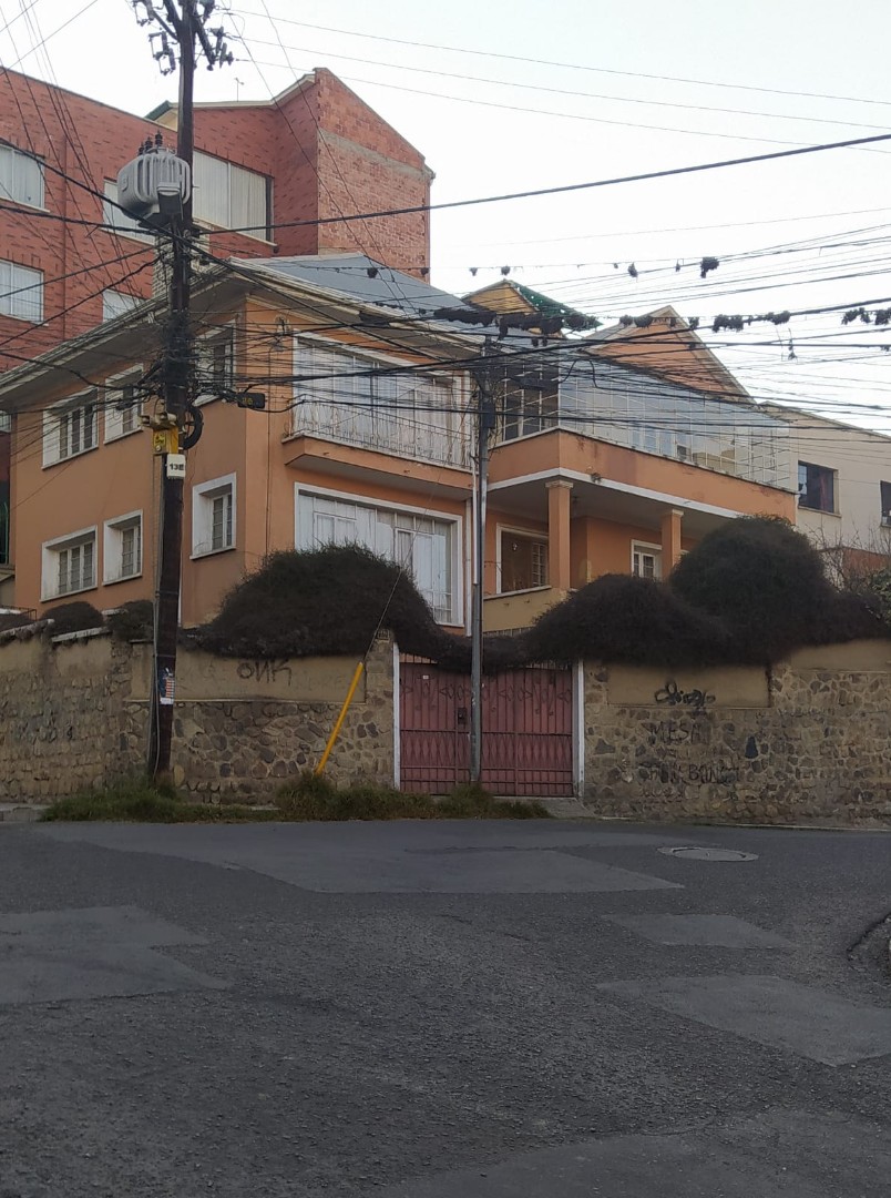 Casa en VentaCalle Reseguín. Esq. Aspiazu. #1998 Foto 2