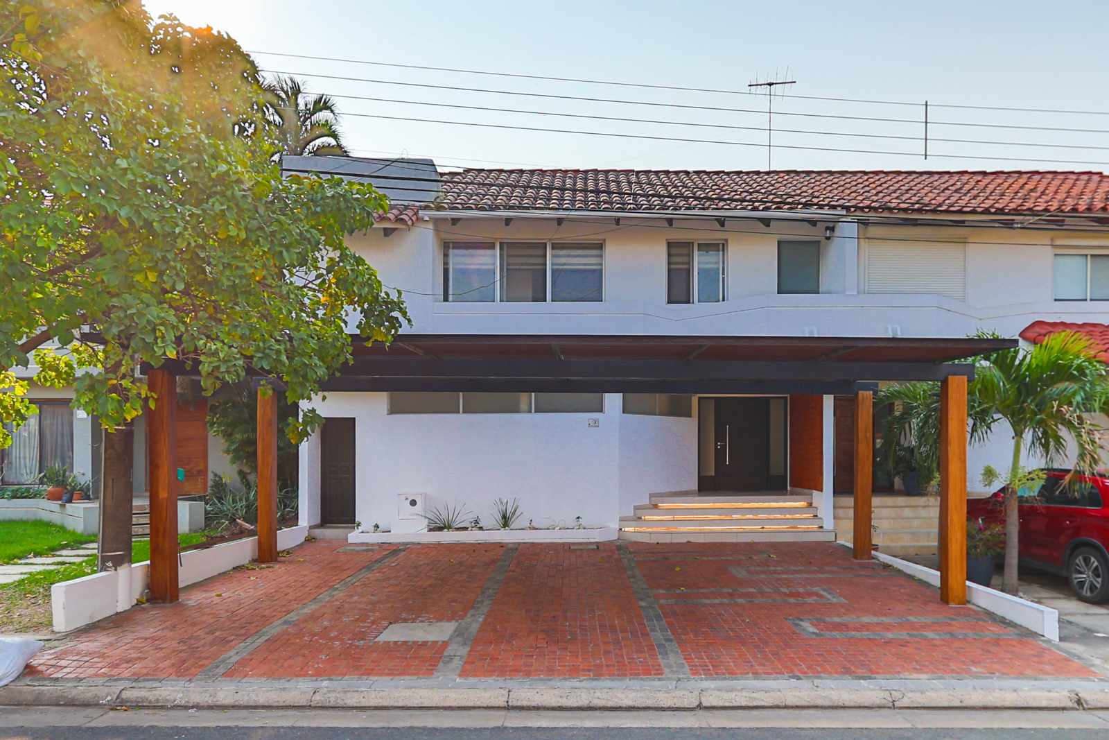 Casa en AlquilerZona Norte, 6to Anillo condominio Ciudad Jardin  4 dormitorios 4 baños 3 parqueos Foto 1