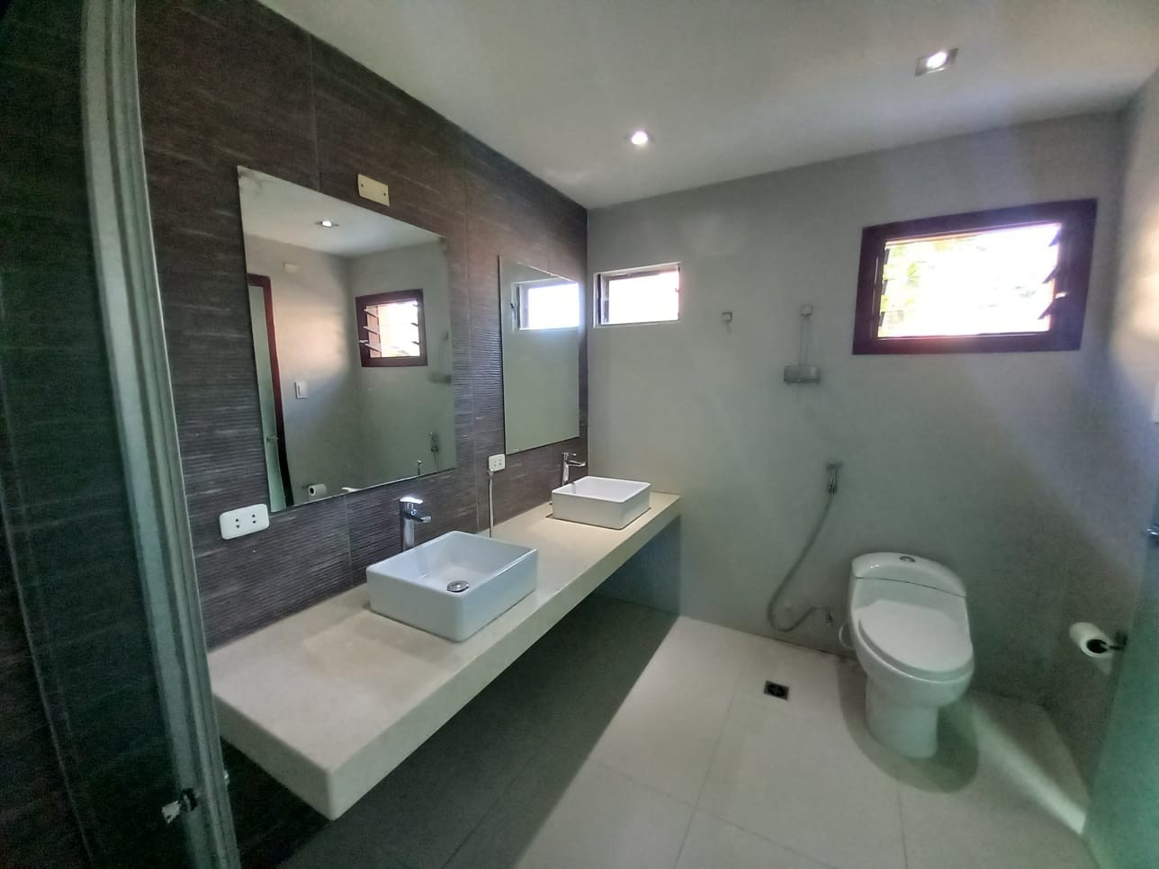 Casa en Alquiler5to. anillo Beni y Banzer 4 dormitorios 4 baños 2 parqueos Foto 12