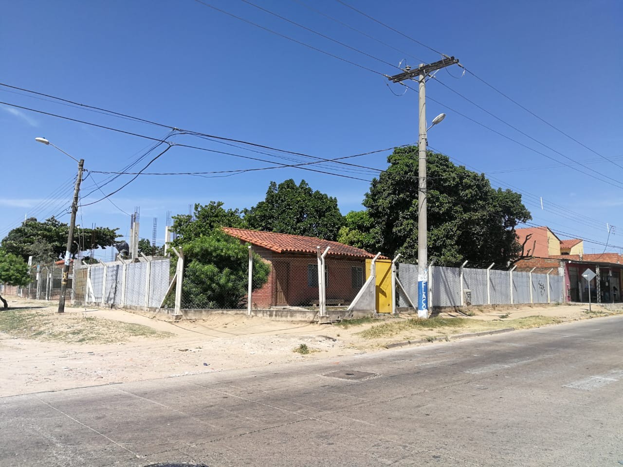 Terreno en VentaAVENIDA TRES PASOS AL FRENTE Y 7MO ANILLO    Foto 3