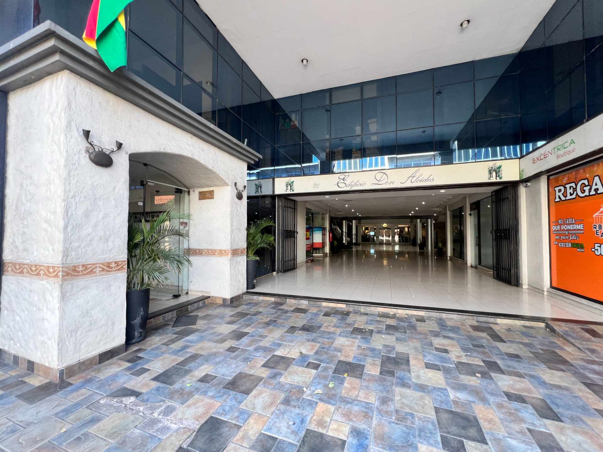 Parqueo CALLE RENE MORENO Y ESQUINA CALLE PARI Foto 5