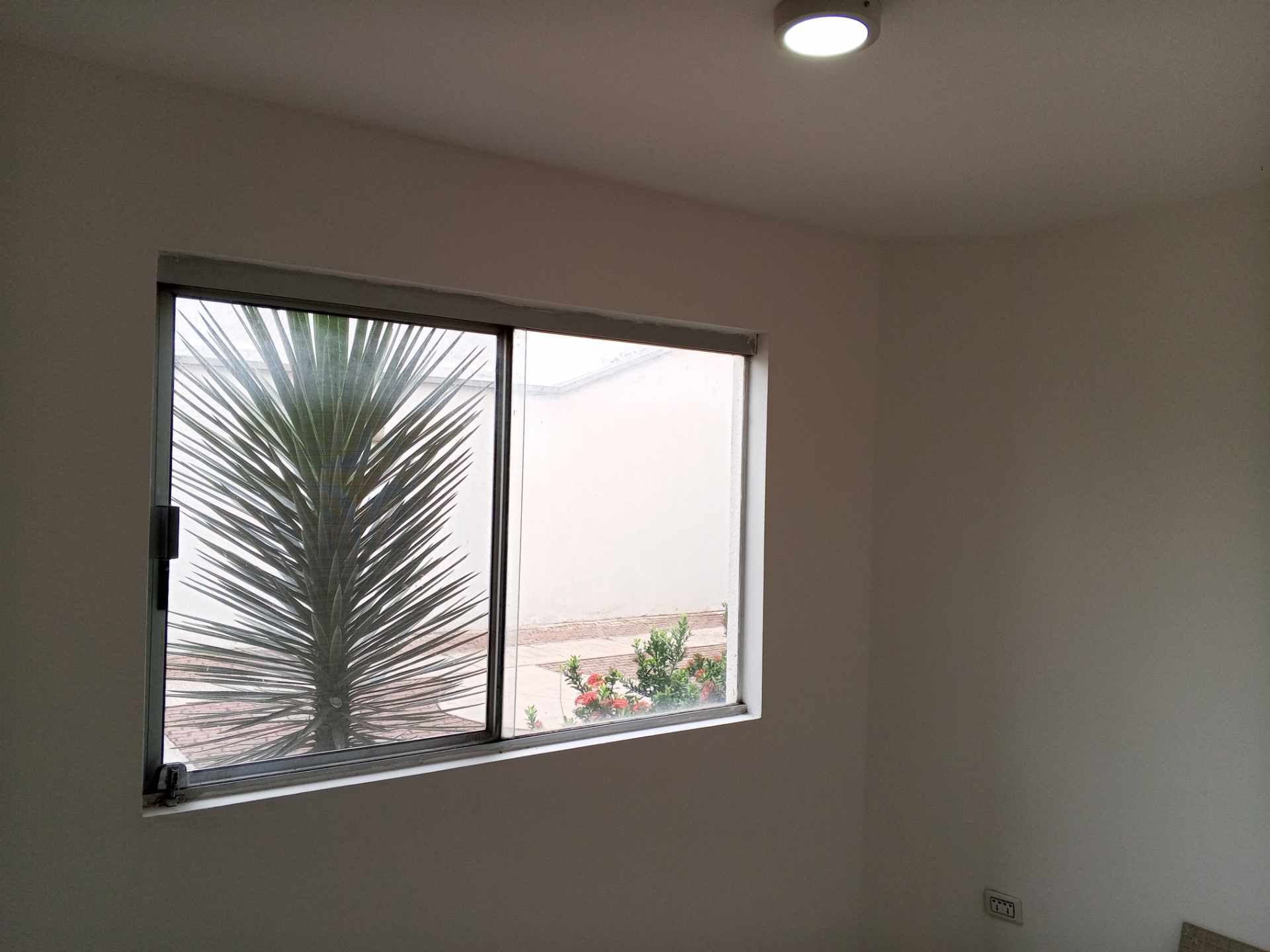 Casa [CONDOMINIO JERUSALEN| 4TO. Y 5TO. ANILLO ZONA NORTE ENTRE RADIAL 26 Y 27 CERCA DE MALL LAS BRISAS] ALQUILER SIN MUEBLES CASA DE 2 PLANTAS, DE 3 DORMITORIOS PET FRIENDLY, CON DEPENDENCIAS Y PARQUEO TECHADO Foto 2