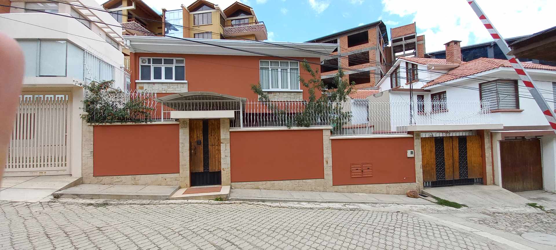 Casa en Achumani en La Paz 4 dormitorios 4 baños 1 parqueos Foto 2