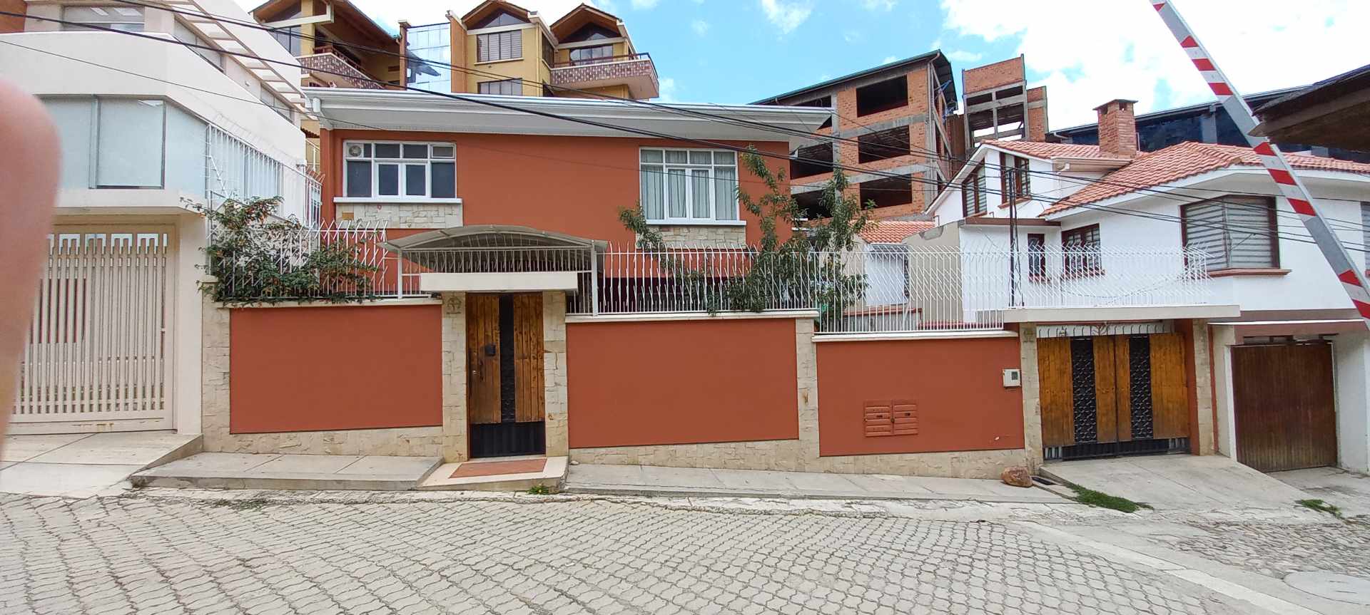 Casa en VentaZona sur de la ciudad, en Achumani sobre la Av del Aviador, a la altura de la calle 16. Atrás del supermercado Ketal Foto 5