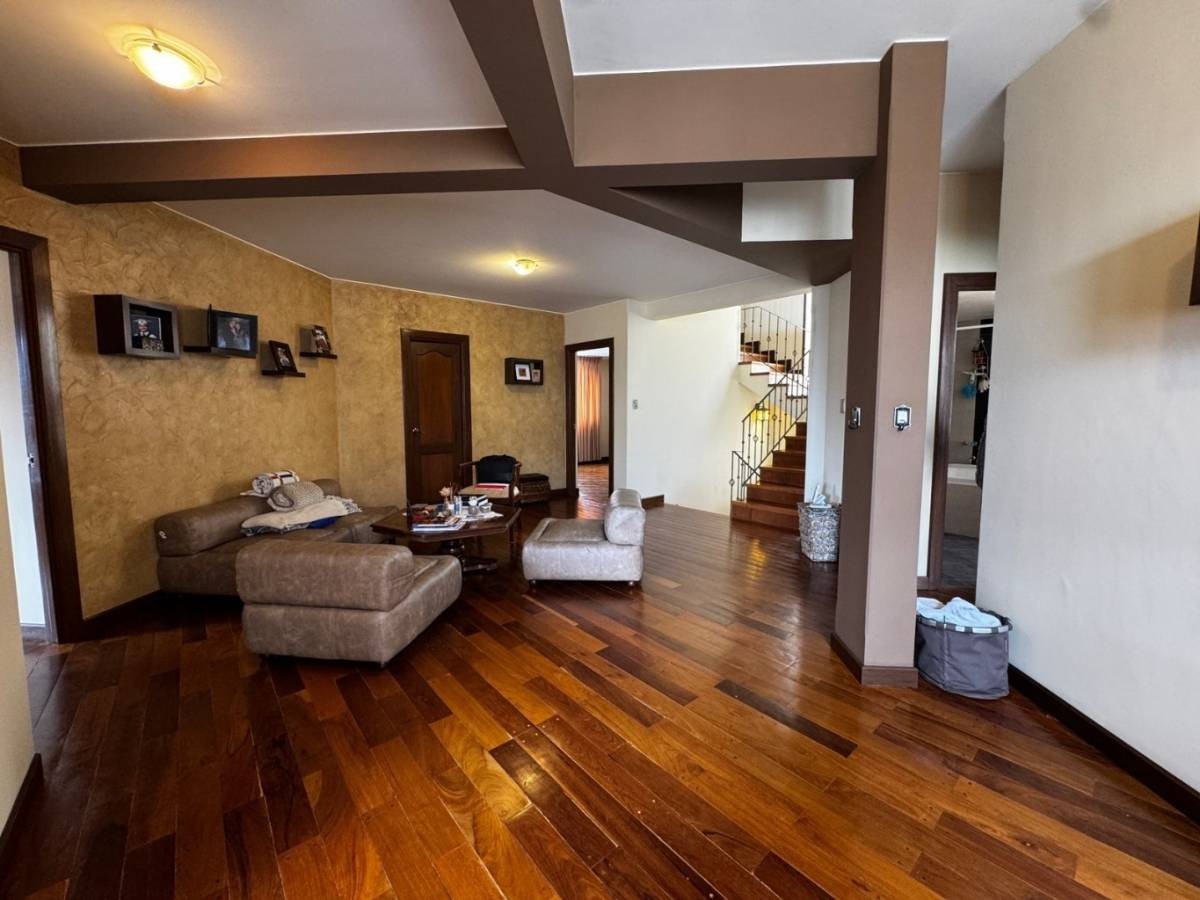 Casa en La Florida en La Paz 5 dormitorios 5 baños 2 parqueos Foto 3