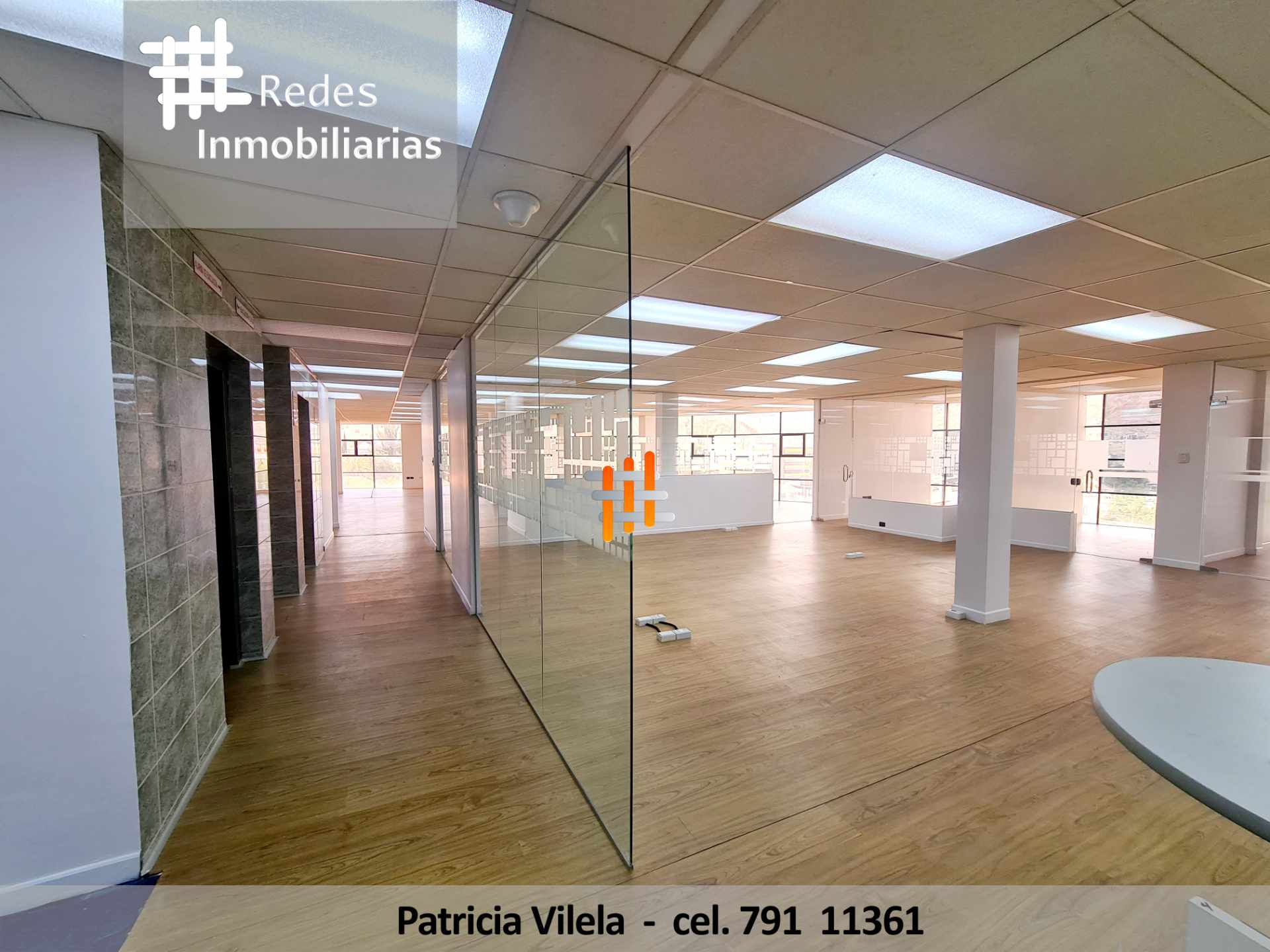 Oficina en VentaOFICINA EN VENTA EN CALACOTO EN EDIFICIO EMPRESARIAL - DIVISIONES DE VIDRIO TEMPLADO 5 dormitorios 2 baños 2 parqueos Foto 6