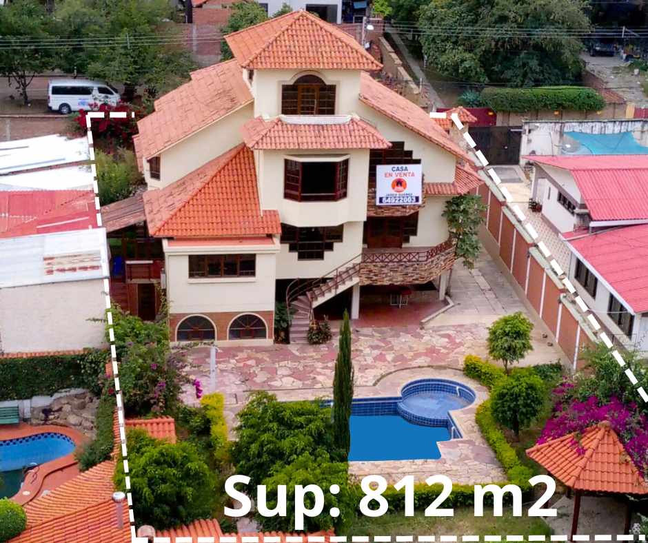 Casa en Queru Queru en Cochabamba 4 dormitorios 5 baños 7 parqueos Foto 1