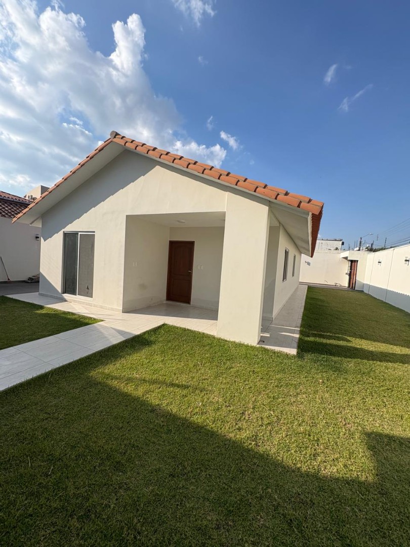 Casa en VentaZona norte, C/ Las Piñas, en plena esquina, entre  la Av. Mutualista y Alemana Foto 4