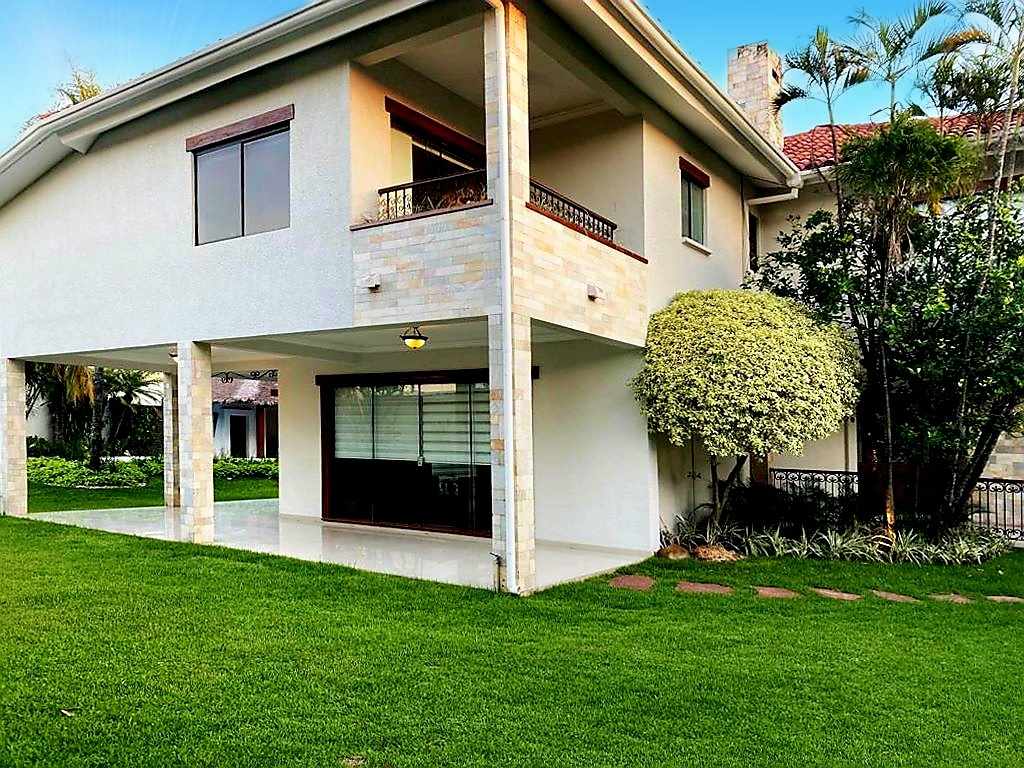 Casa en AlquilerLas Palmas
Zona Residencial 4 dormitorios 5 baños 3 parqueos Foto 4