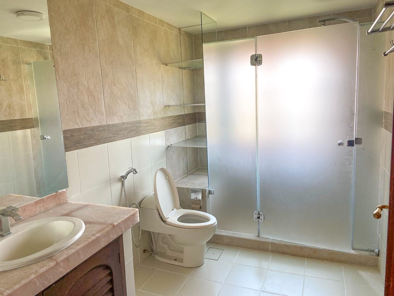 Casa en AlquilerCASA EN ALQUILER  O  VENTA - ZONA SUR DE LA PAZ  4 dormitorios 5 baños 2 parqueos Foto 14