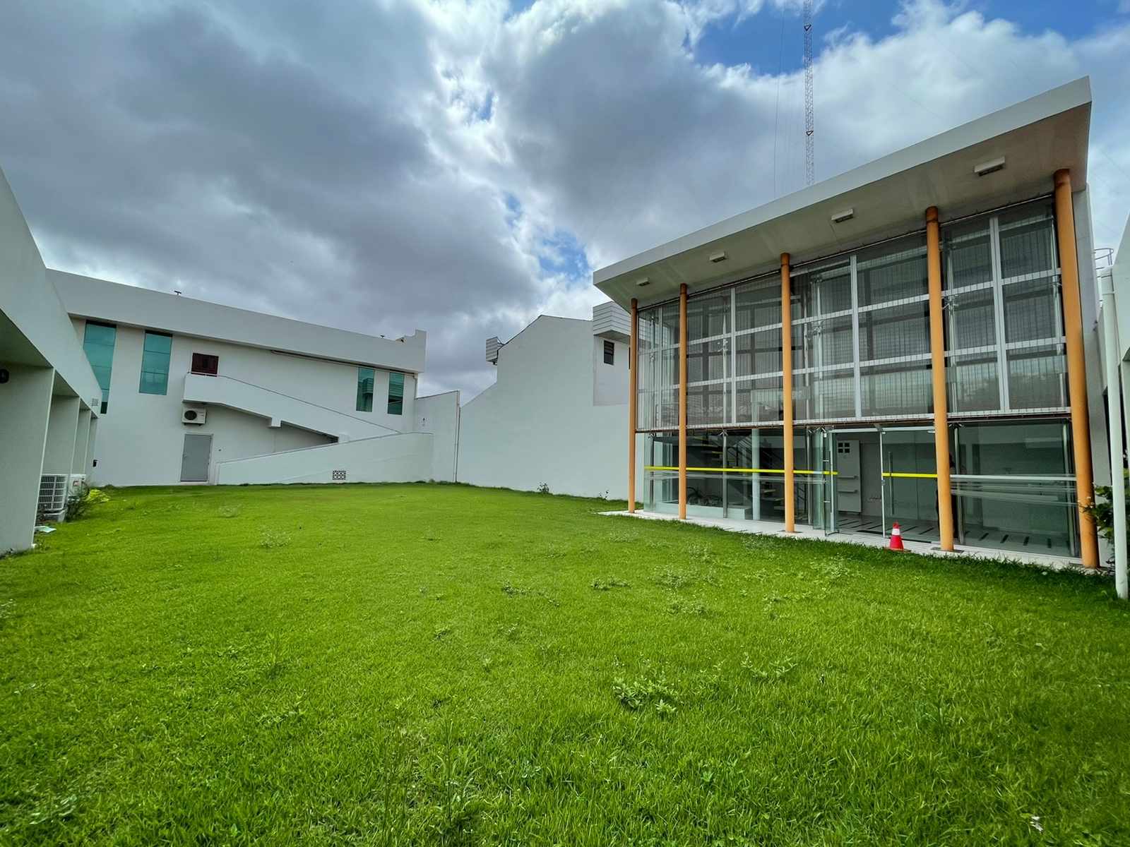 Local comercial en Entre 4to y 5to anillo Oeste en Santa Cruz de la Sierra  10 baños  Foto 9