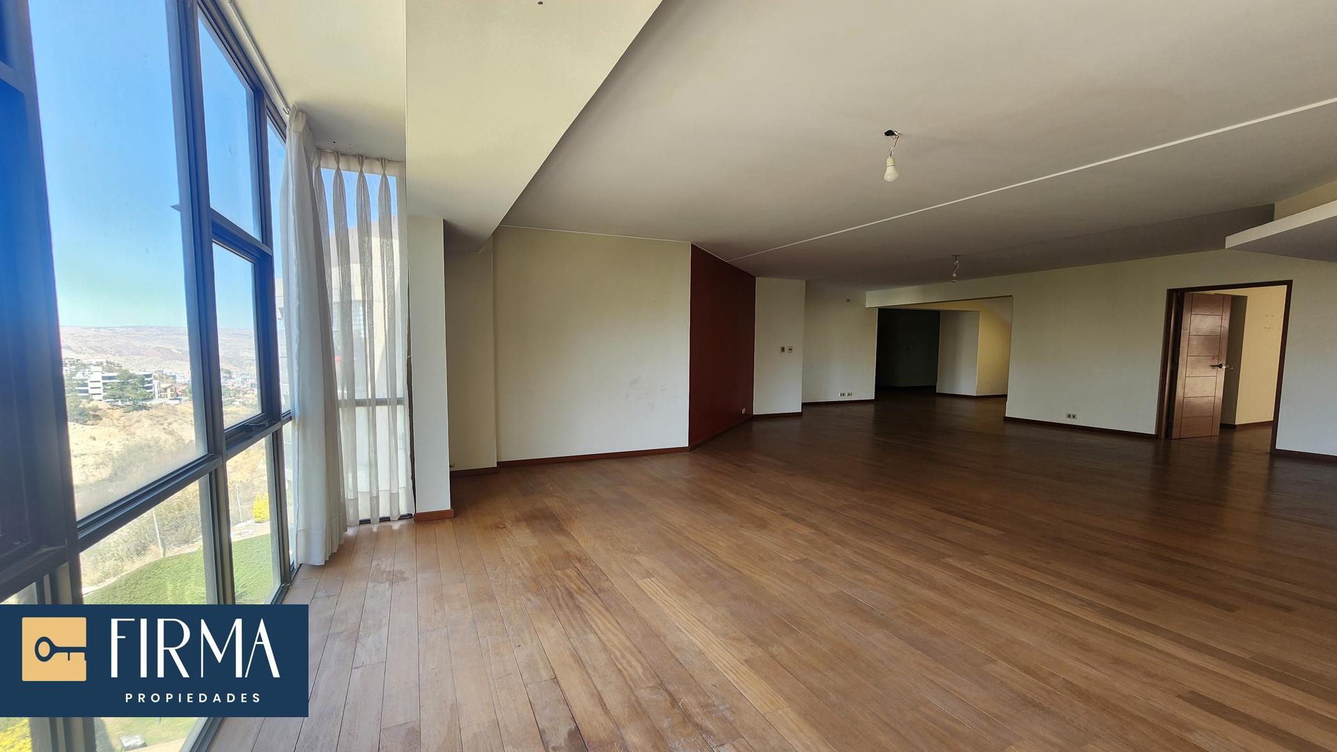 Departamento en Achumani en La Paz 4 dormitorios 5 baños 2 parqueos Foto 2