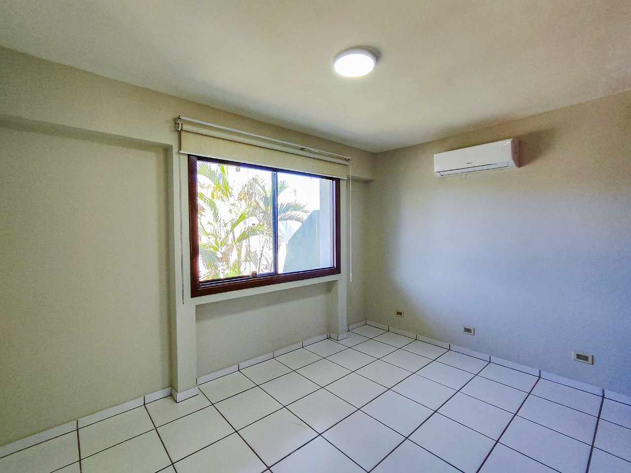 Casa en AlquilerCond. La Hacienda I, 5to. Anillo entre Av. Banzer y Av. Beni 4 dormitorios 3 baños 1 parqueos Foto 7