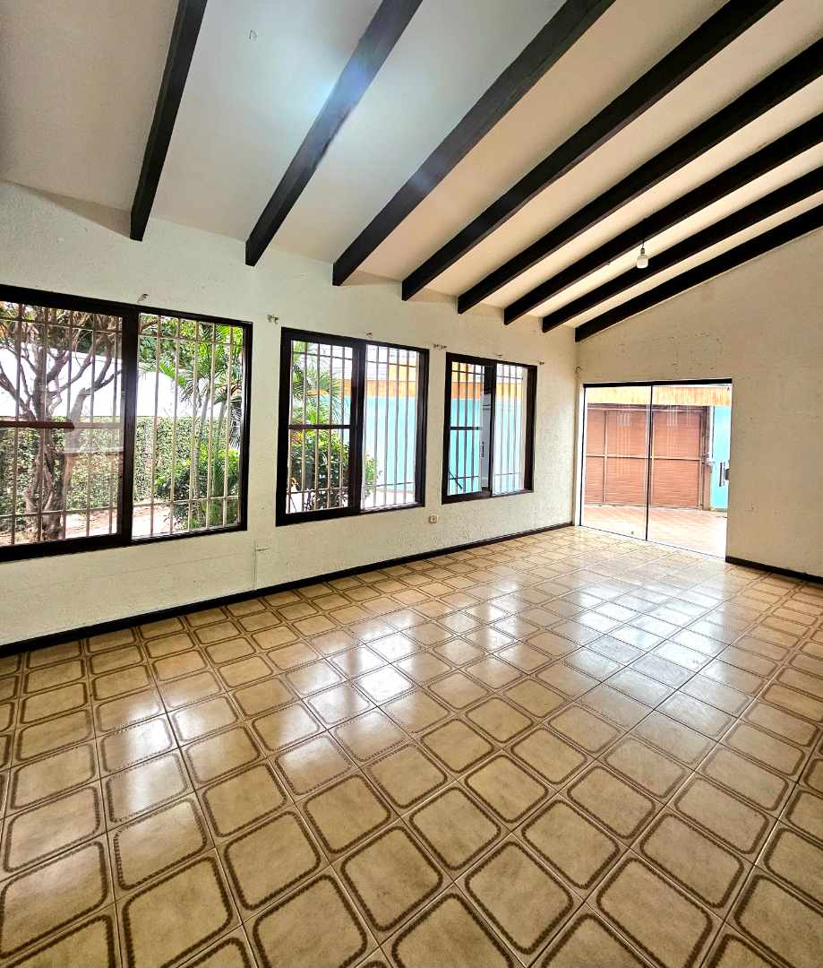 Casa Av. IBERICA - Barrio LAS PALMAS  Foto 4