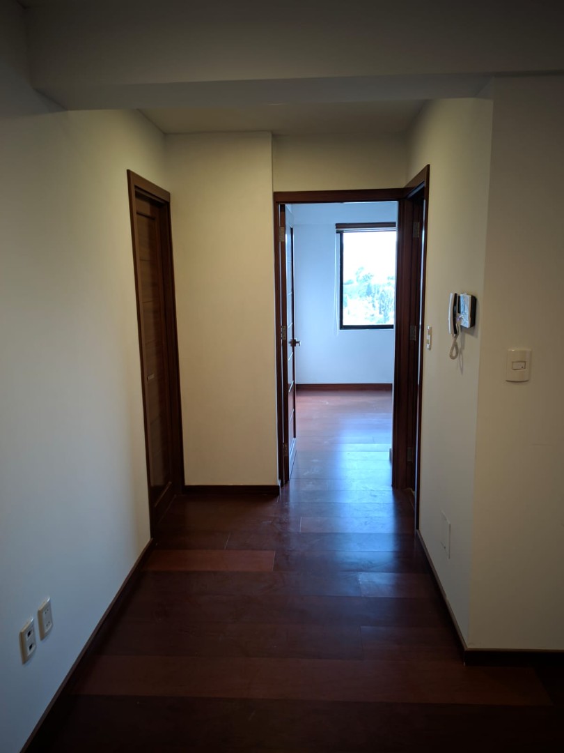 Departamento en VentaCalle L N°71. Achumani. Edificio Belfort. Departamento 7E Foto 1