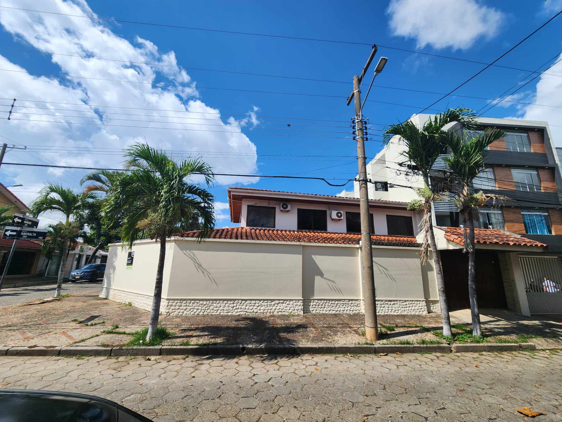 Casa en Entre 1er y 2do anillo Norte en Santa Cruz de la Sierra 4 dormitorios 4 baños 3 parqueos Foto 26
