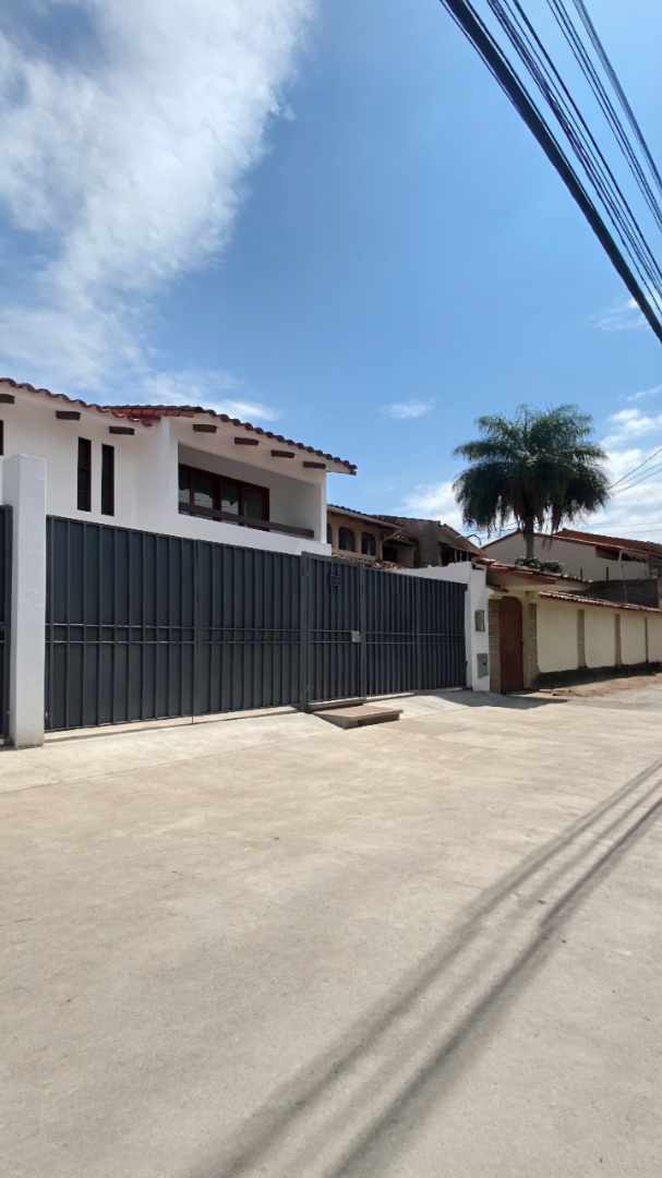 Casa en AlquilerAvenida Alemana
Entre 2do y 3er anillo 3 dormitorios 3 baños 2 parqueos Foto 2