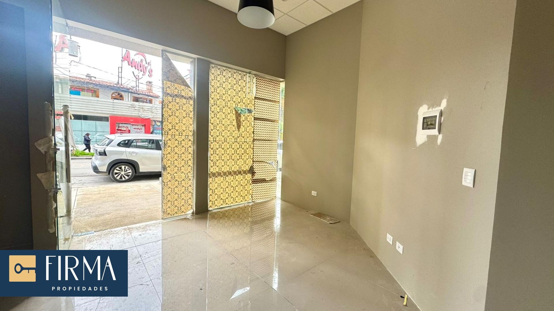 Local comercial en VentaLOCAL COMERCIAL A LA CALLE AV. MONTENEGRO  1 baños  Foto 1