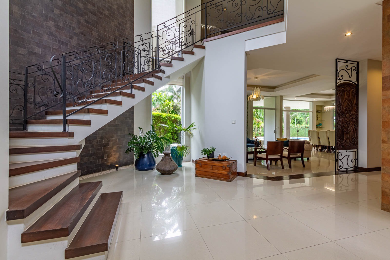 Casa URUBO CONDOMINIO JARDINES DEL URUBO 1
HERMOSA Y ELEGANTE AMOBLADA CASA EN ALQUILER !!!!
CON 4 HABITACIONES SUITE  Foto 5