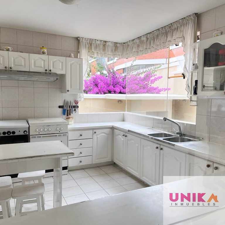 Casa en Venta🏡 HERMOSA CASA AMPLIA Y LLENA DE SOL EN VENTA, EN EL LUGAR MAS CÉNTRICO DE ACHUMANI 4 dormitorios 5 baños 4 parqueos Foto 1