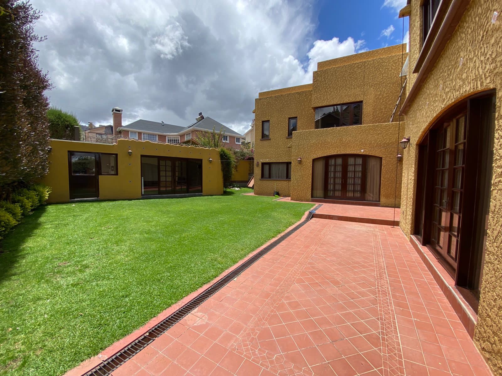 Casa en Achumani en La Paz 5 dormitorios 6 baños 3 parqueos Foto 13