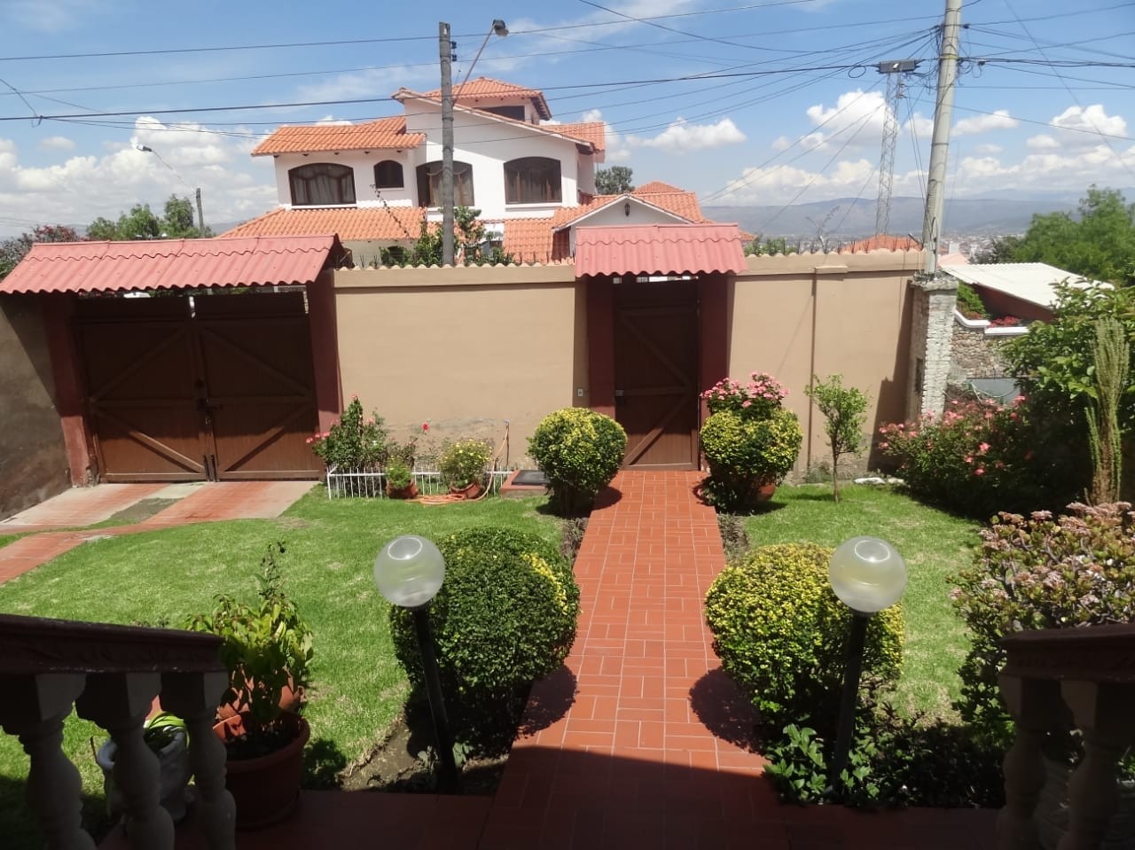 Casa Avenida Atahuallpa frente al segundo tanque de semapa Foto 9