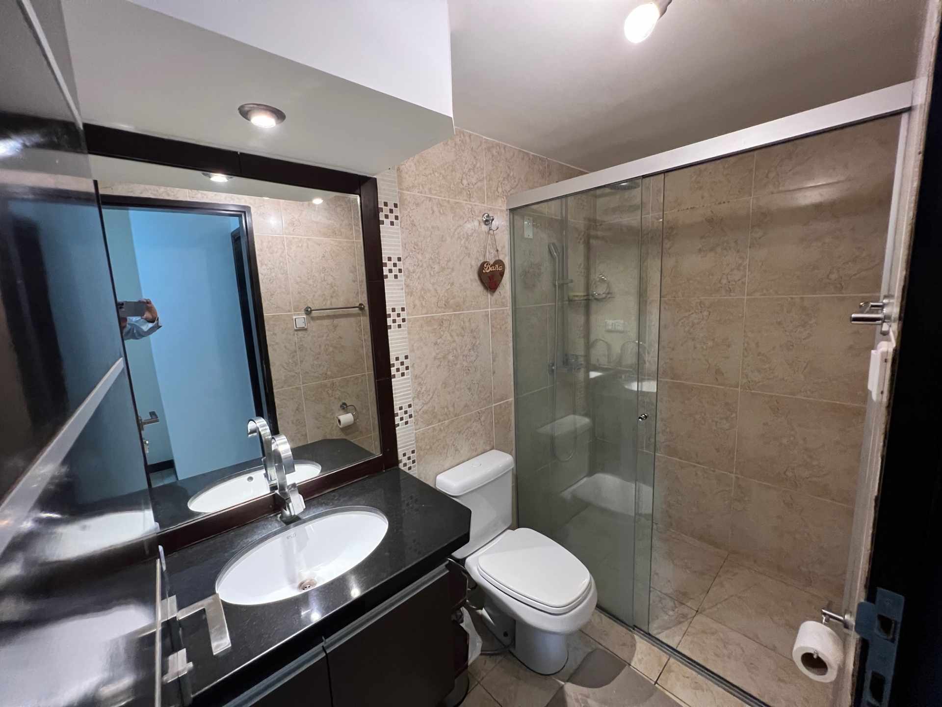 Departamento en AlquilerCondominio Punta del Este, C/Libertad y 2do. Anillo. Cerca de todo.  2 dormitorios 3 baños 1 parqueos Foto 10