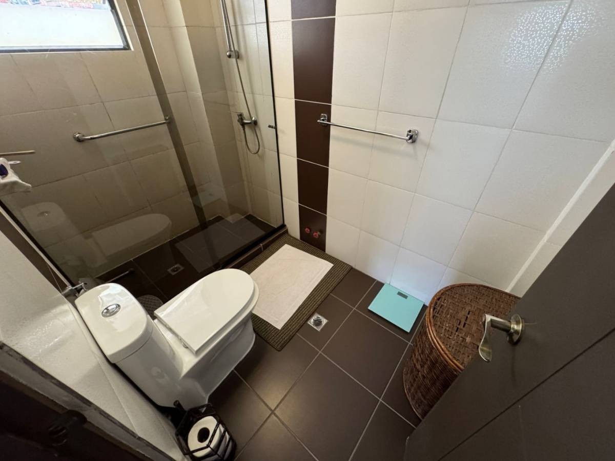Casa en VentaACHUMANI URB. LOS ROSALES 4 dormitorios 4 baños 3 parqueos Foto 5