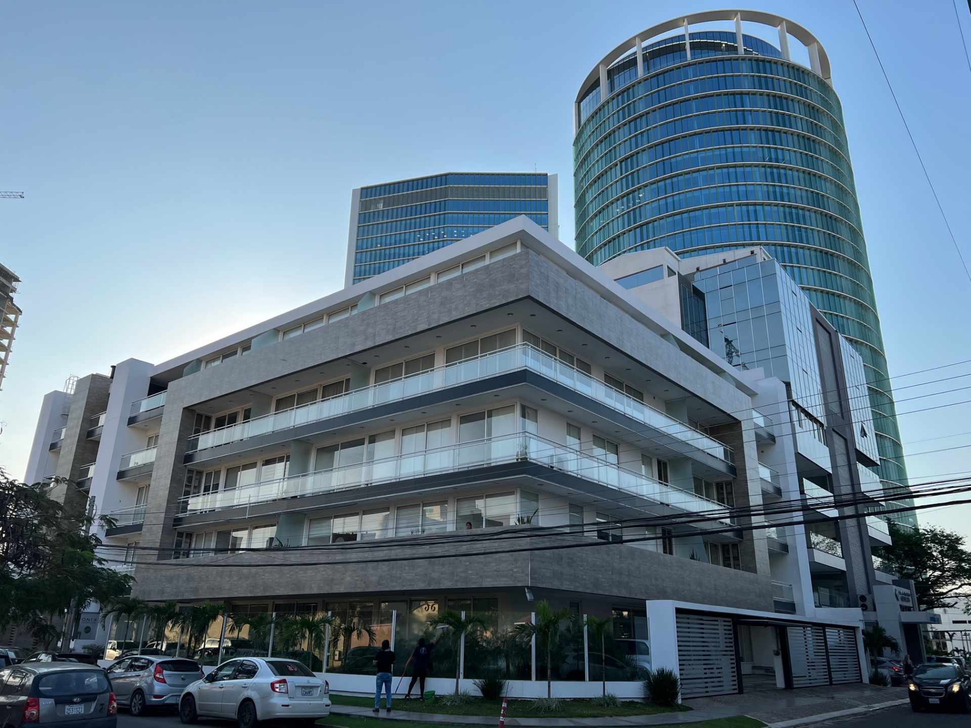 Departamento en AlquilerCondominio Onix, ubicación top y exclusiva en Equipetrol Norte, próximo a Manzana 40, Hotel Camino Real, Supermercados Hipermaxi, Shopping Fidalga, Mall Ventura, bancos, farmacias, cafés y restaurantes. Cerca de todo a pie. 1 dormitorios 1 baños 1 parqueos Foto 1