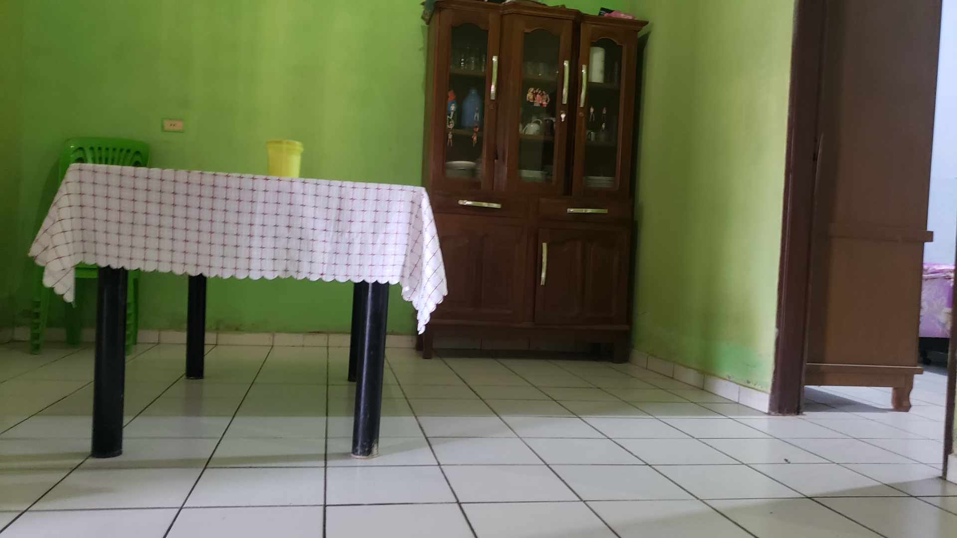 Casa en VentaBarrio los claveles a una cuandra del 9no anillo a dos cuadra de la parada de linea 92,63 es la sede al frente del barrio dorado, en la esquina de la av principal hay un gimnasio. casa amplia en ocasión. Foto 6