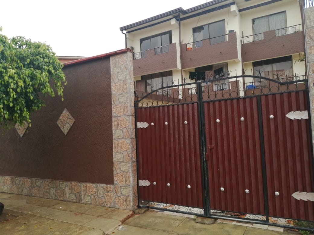 Casa en VentaCochabamba, Zona La Chimba, cerca del Aeropuerto, Calle Cap. Baya Foto 2