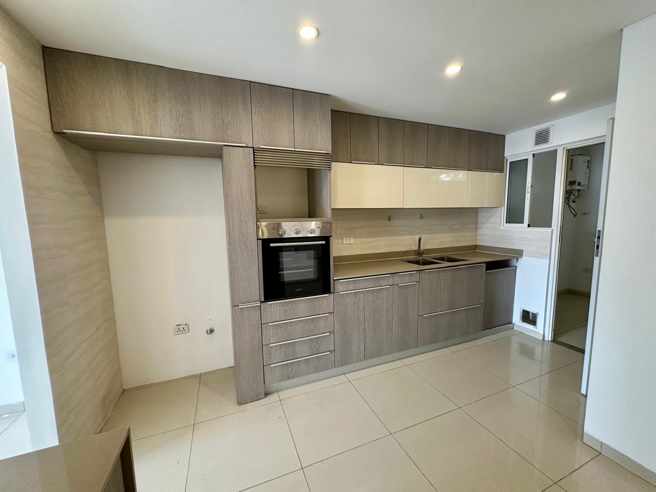 Casa en VentaEn Venta Hermosa Casa de 4 Dormitorios en Condominio en Av. Piraí Zona de Condominios Foto 17