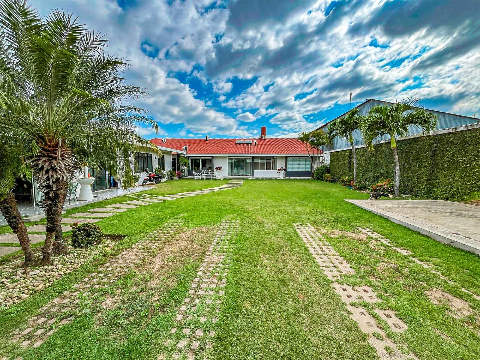 Casa en Entre 2do y 3er anillo Este en Santa Cruz de la Sierra 6 dormitorios 6 baños 8 parqueos Foto 3