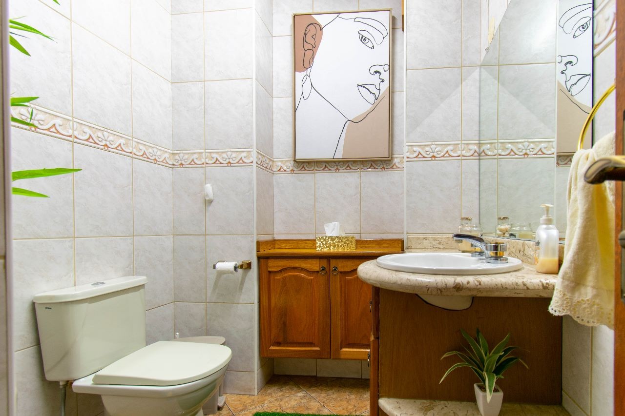 Oficina en AlquilerEquipetrol sobre 3er. anillo externo  5 dormitorios 5 baños 6 parqueos Foto 4