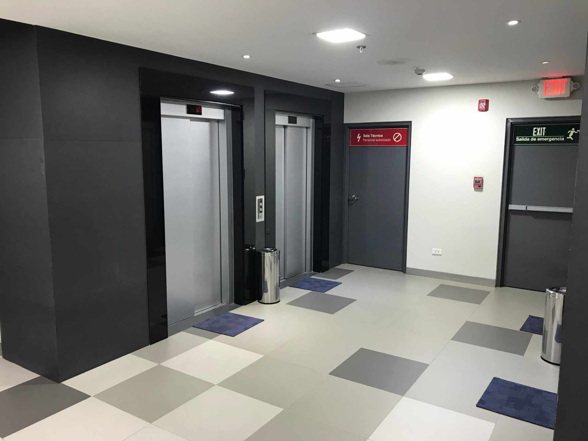 Oficina en AlquilerUrubó Business Center piso 5, en la entrada del Urubó, lado del hotel Radisson. 4 dormitorios 2 baños 2 parqueos Foto 11