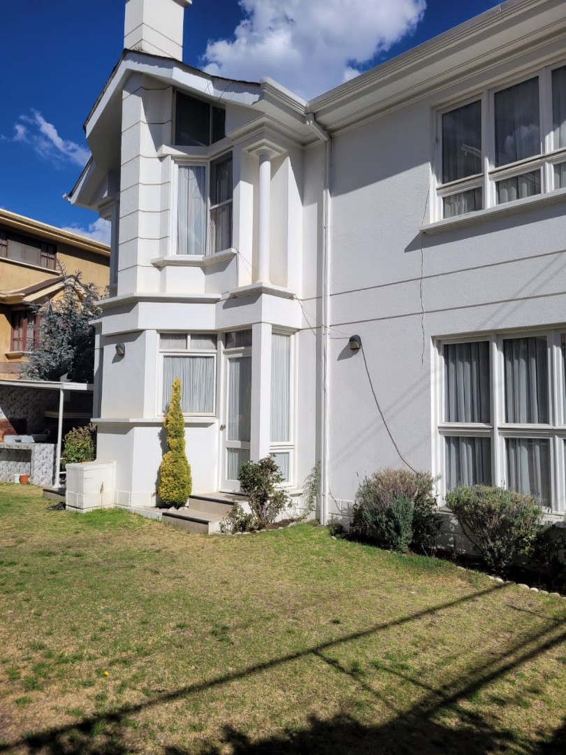 Casa en VentaCASA EN VENTA - ACHUMANI - SE ACEPTA EL 60% DEL PAGO EN BOLIVIANOS 4 dormitorios 5 baños 3 parqueos Foto 3