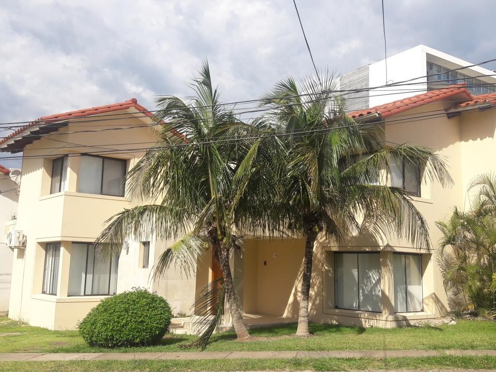 Casa en Entre 5to y 6to anillo Norte en Santa Cruz de la Sierra 4 dormitorios 3 baños 3 parqueos Foto 1