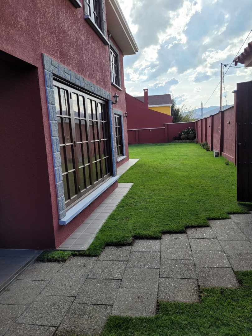 Casa en AlquilerAUQUISAMAÑA - ZONA SUR DE LA PAZ 4 dormitorios 5 baños 3 parqueos Foto 4