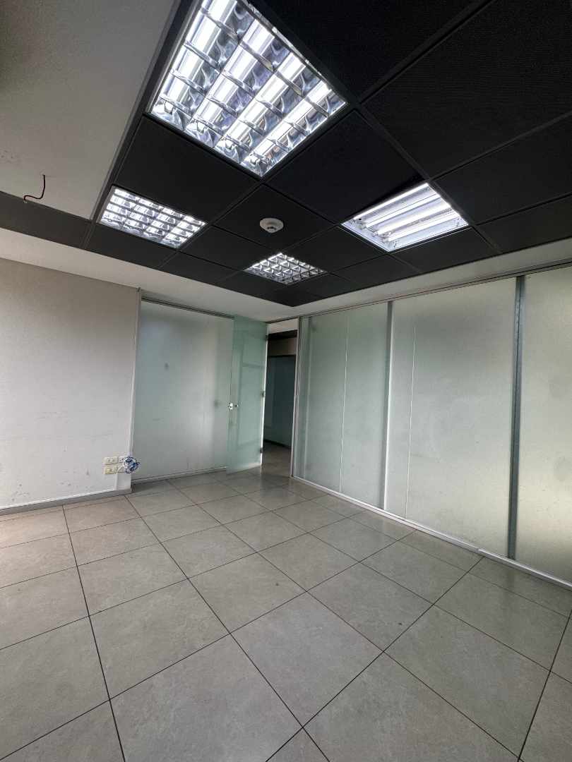 Oficina en AlquilerTORRE DUO 5 dormitorios 1 baños 2 parqueos Foto 3
