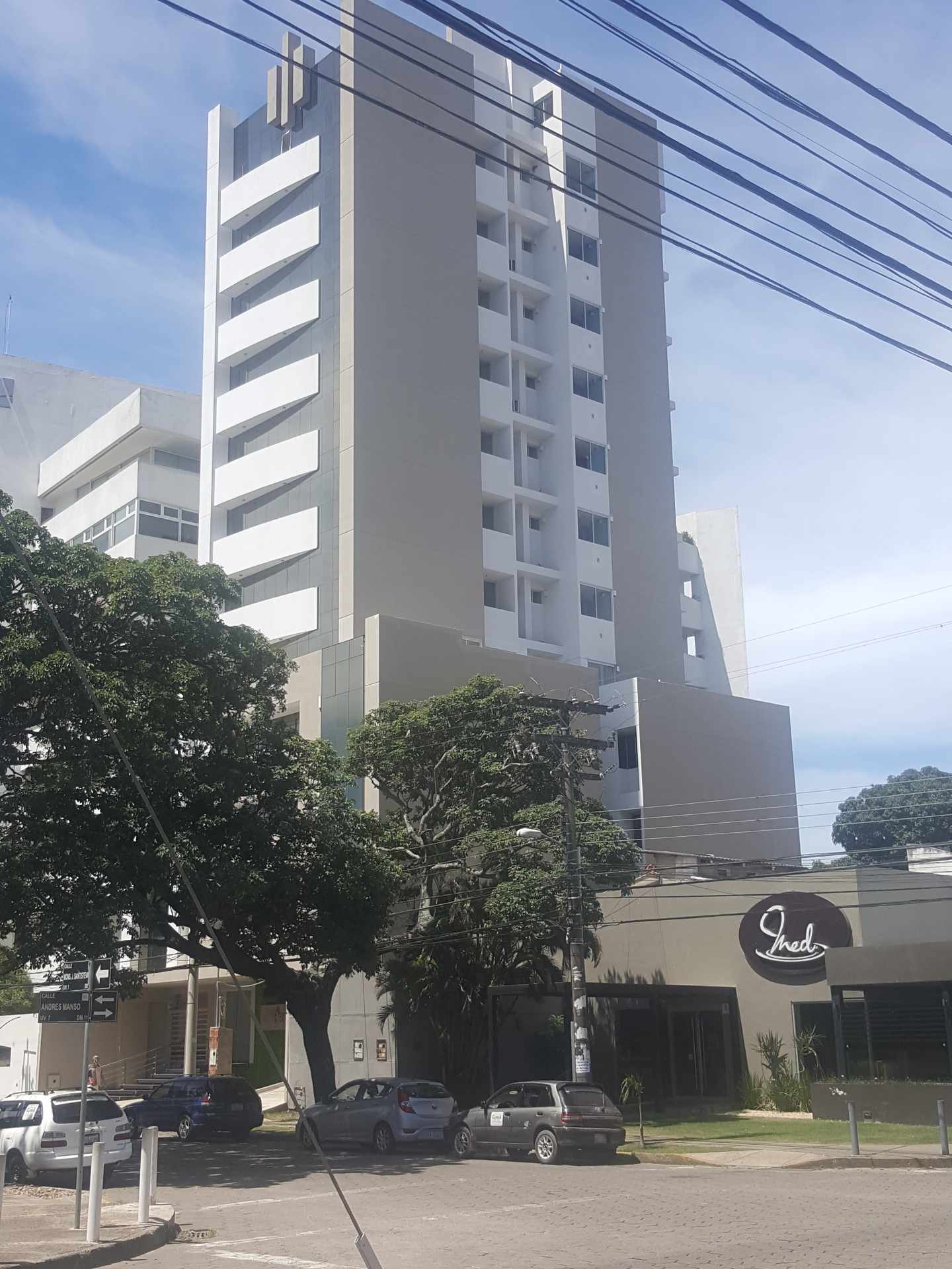 Departamento en VentaEn PLAZA BLACUT  1er y 2do anillo. Entre RENE MORENO y AV. LAS AMERICAS 2 dormitorios 2 baños 1 parqueos Foto 12