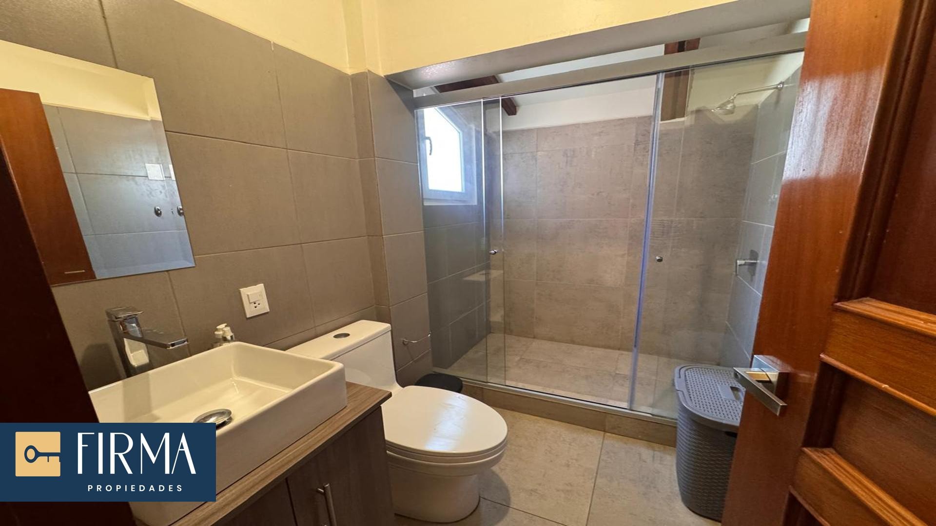 Casa en AlquilerCASA EN ALQUILER CON GARZONIER INDEPENDIENTE, IRPAVI BAJO 4 dormitorios 6 baños 3 parqueos Foto 3