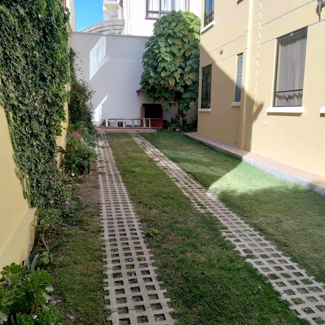 Casa en VentaLOS PINOS (inicio) 9 dormitorios 12 baños 3 parqueos Foto 6