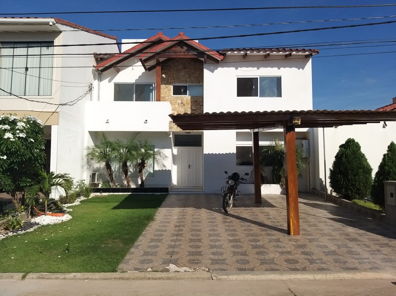 Casa en AlquilerZona Norte Avenida Banzer Km 10 4 dormitorios 5 baños 2 parqueos Foto 1