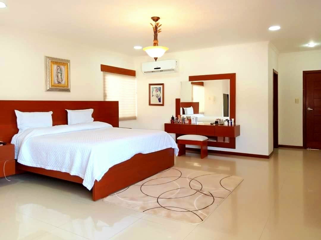 Casa en AlquilerAv  pirai 4to anillo 
Bellísima CASA AMOBLADA  de 4 DORMITORIOS  4 dormitorios 6 baños 2 parqueos Foto 18