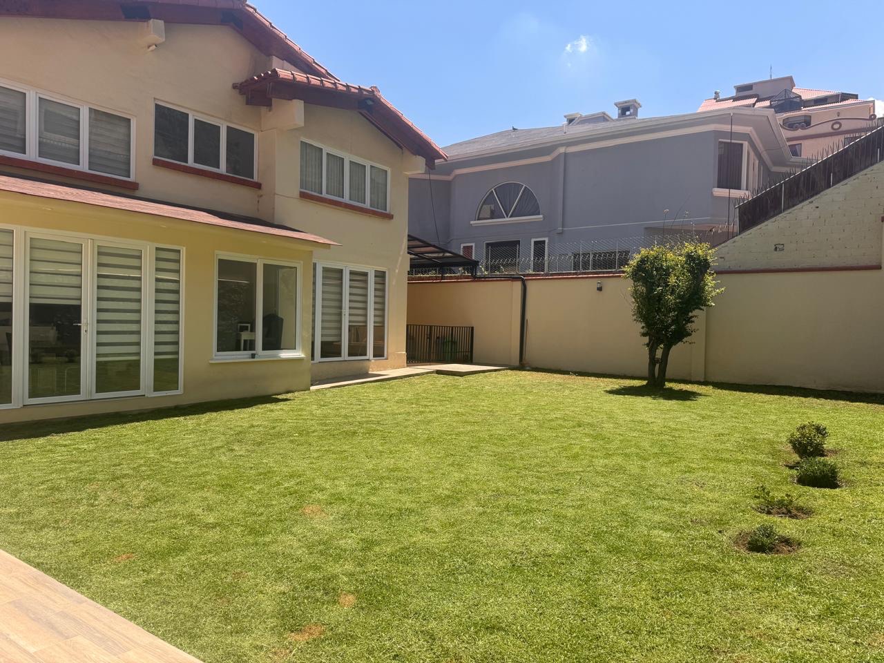 Casa en Irpavi en La Paz 5 dormitorios 5 baños 4 parqueos Foto 1